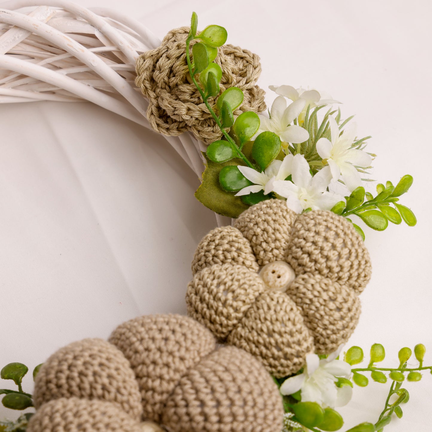 girlanda con fiori all'uncinetto