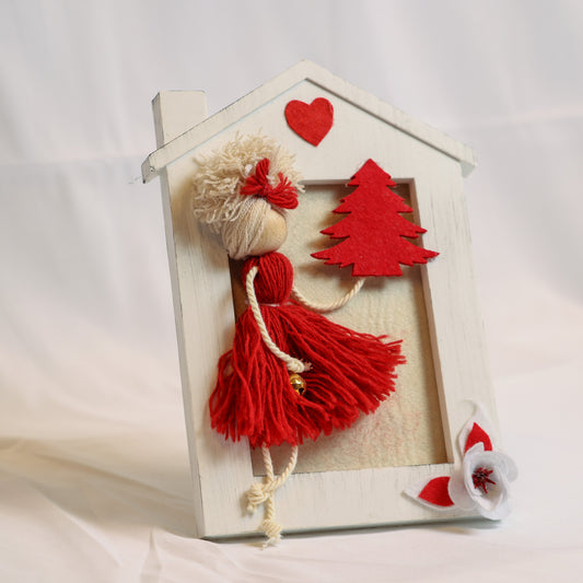 Cornica con bambolina rossa