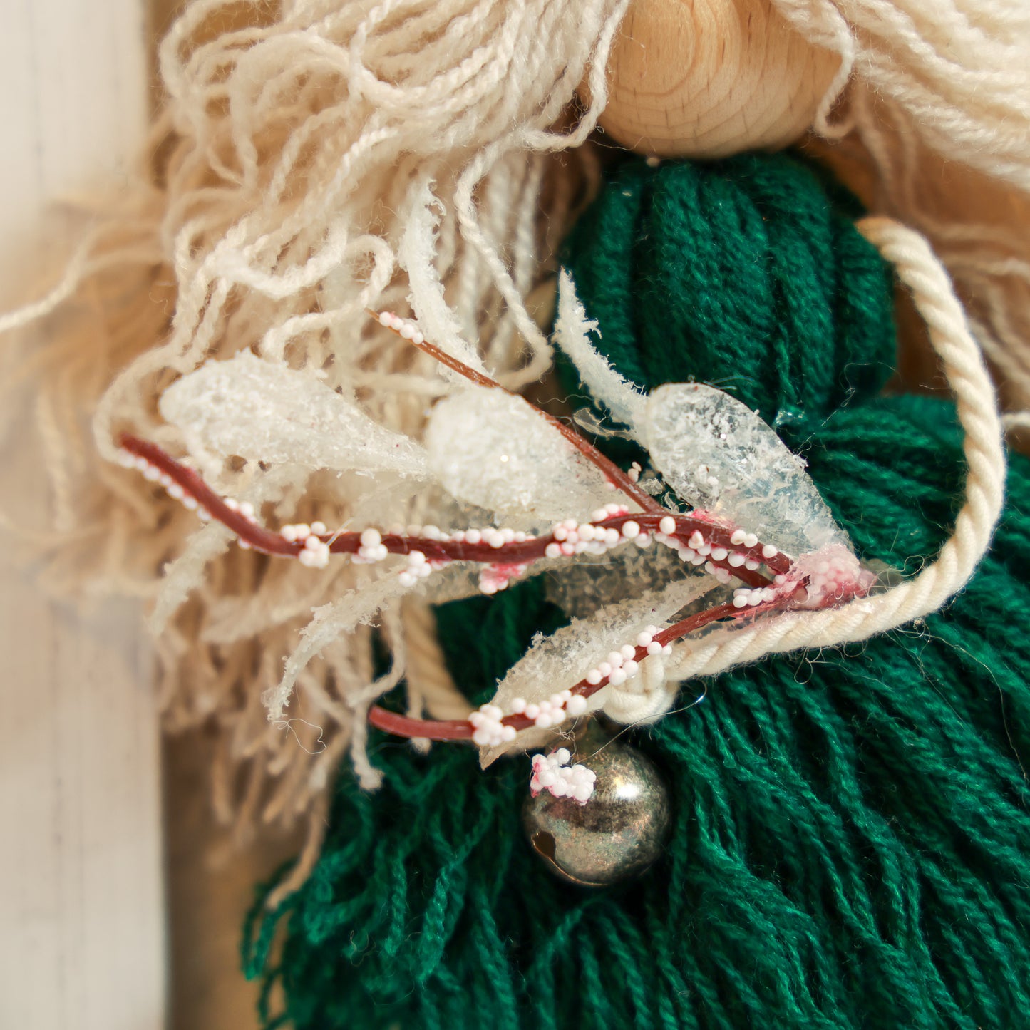 Cornice con bambolina verde