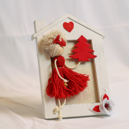 Cornice con bambolina rossa