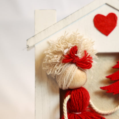 Cornice con bambolina rossa