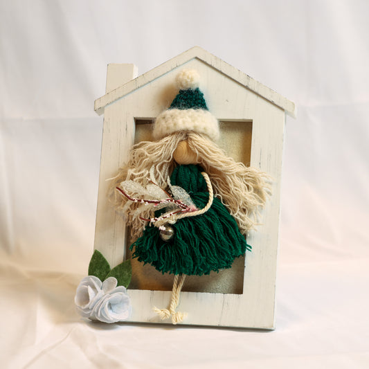 Cornice con bambolina verde