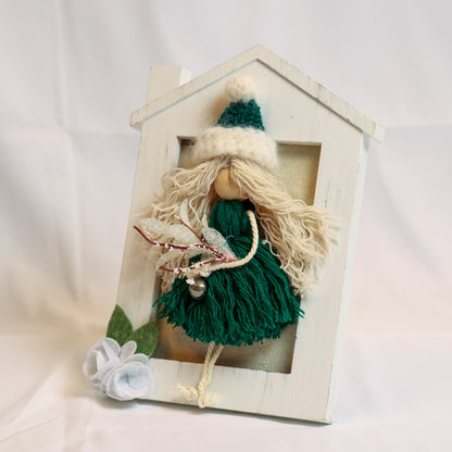 Cornice con bambolina verde