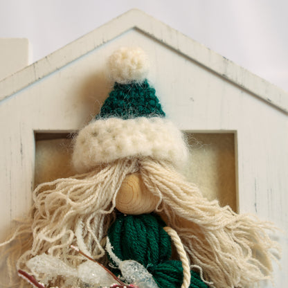 Cornice con bambolina verde