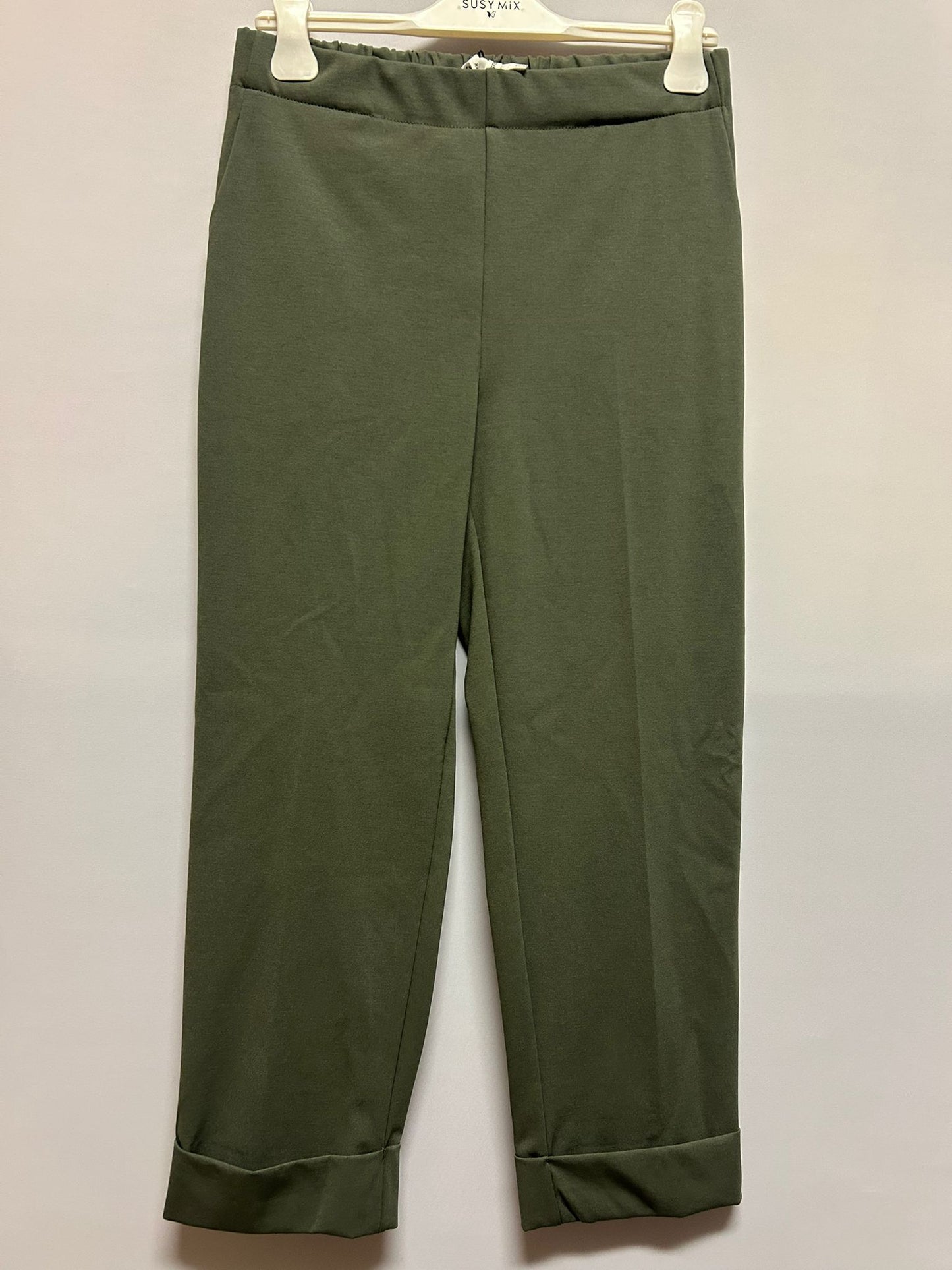 Pantalone con risvolto alto